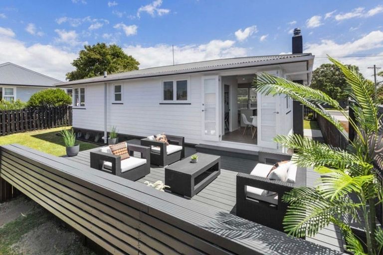 Photo of property in 32 Neil Avenue, Te Atatu Peninsula, Auckland, 0610