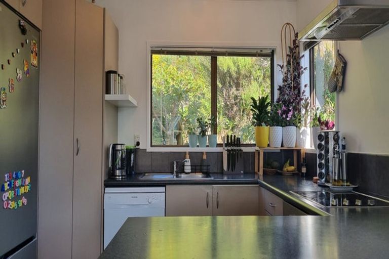 Photo of property in 11 Fernhaven Grove, Newlands, Wellington, 6037