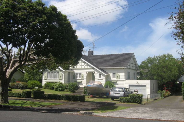 Property details for 4 Miro Road, Greenlane, Auckland, 1051