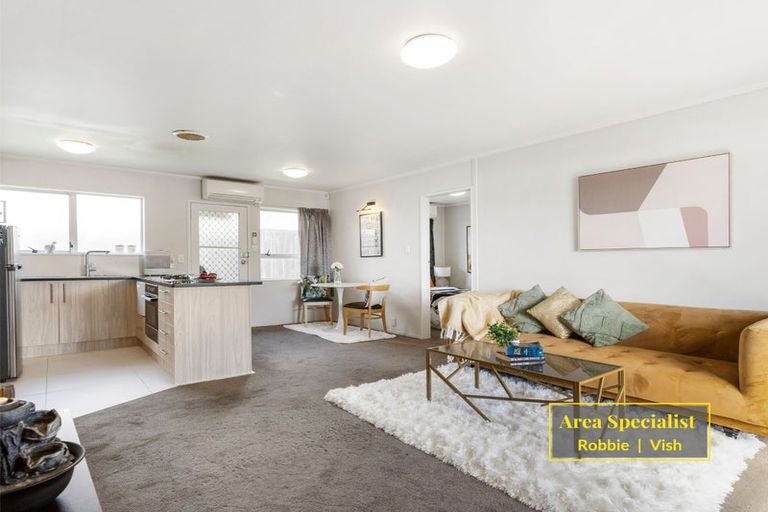 Photo of property in 2/94 Lynwood Road, New Lynn, Auckland, 0600