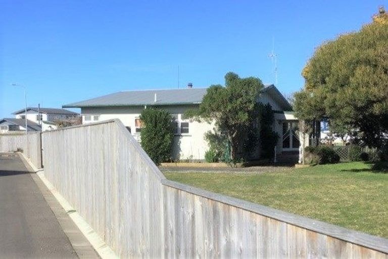 Photo of property in 2 Snappers Lane, Foxton Beach, Foxton, 4815