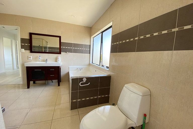 Photo of property in 49 Gosford Drive, Botany Downs, Auckland, 2010