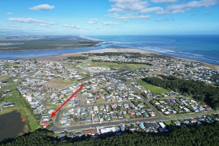 Photo of property in 38 Hennessy Street East, Foxton Beach, Foxton, 4815