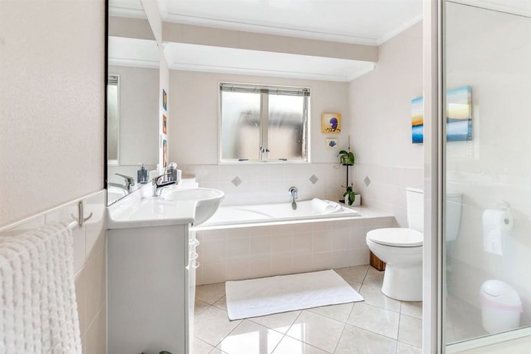 Photo of property in 8 Landvale Court, Browns Bay, Auckland, 0630