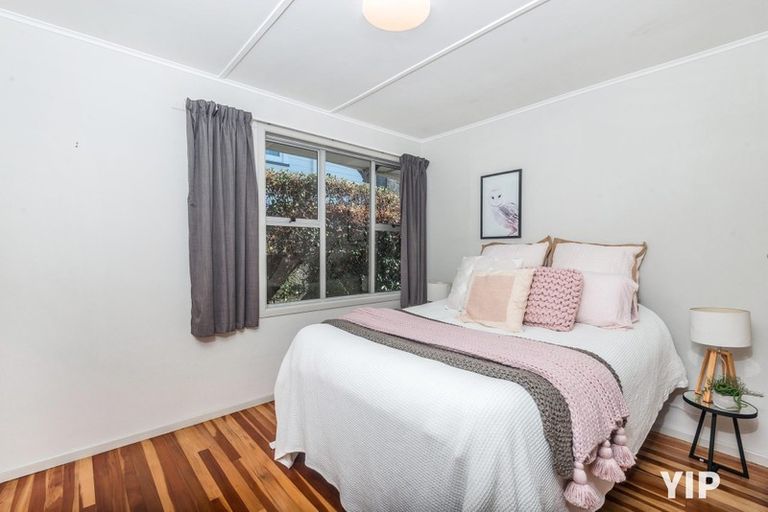 Photo of property in 11 Link Road, Newlands, Wellington, 6037