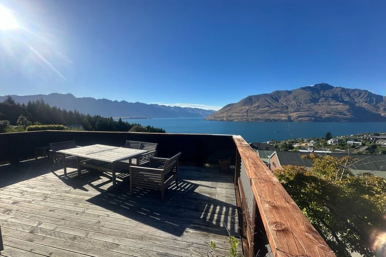 Photo of property in 92 Wynyard Crescent, Fernhill, Queenstown, 9300