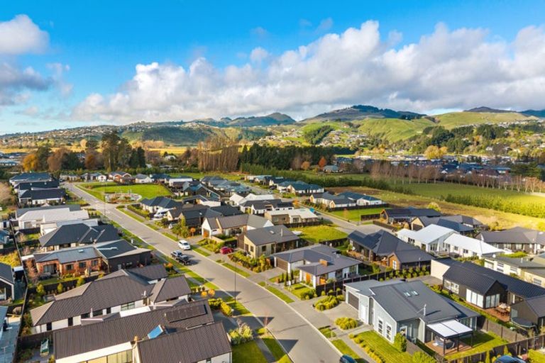 Photo of property in 8 Irvines Track, Halswell, Christchurch, 8025