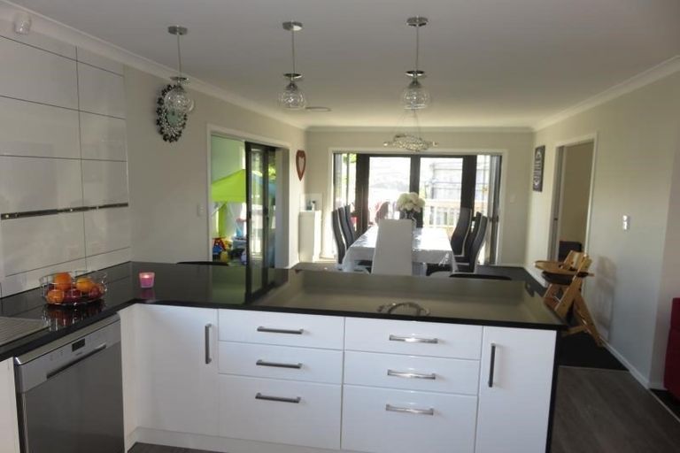 Photo of property in 32 Mervyn Kemp Drive, Tawa, Wellington, 5028