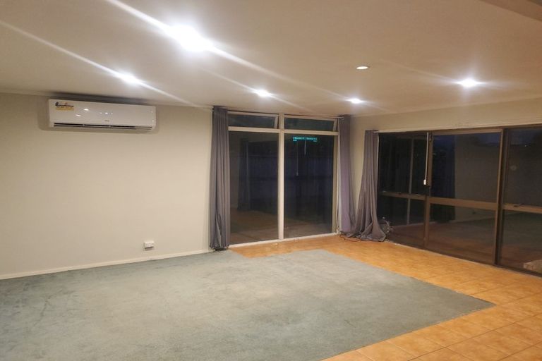 Photo of property in 1/1 Reynolds Place, Torbay, Auckland, 0630