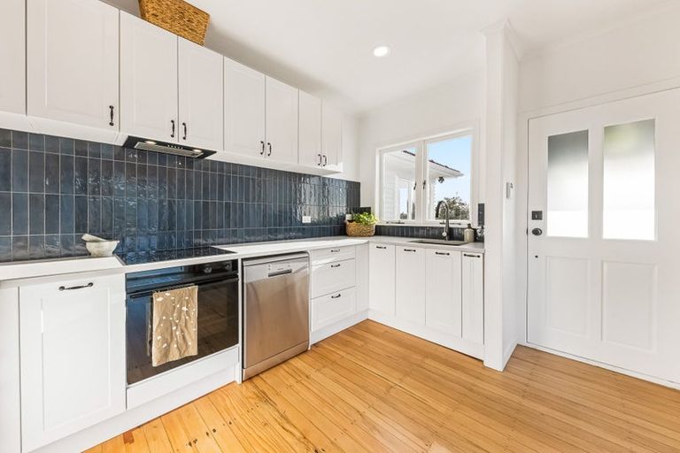 Photo of property in 1/150 East Coast Road, Forrest Hill, Auckland, 0620