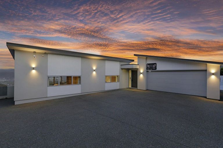 Photo of property in 34 Arahiwi Grove, Tirohanga, Lower Hutt, 5010