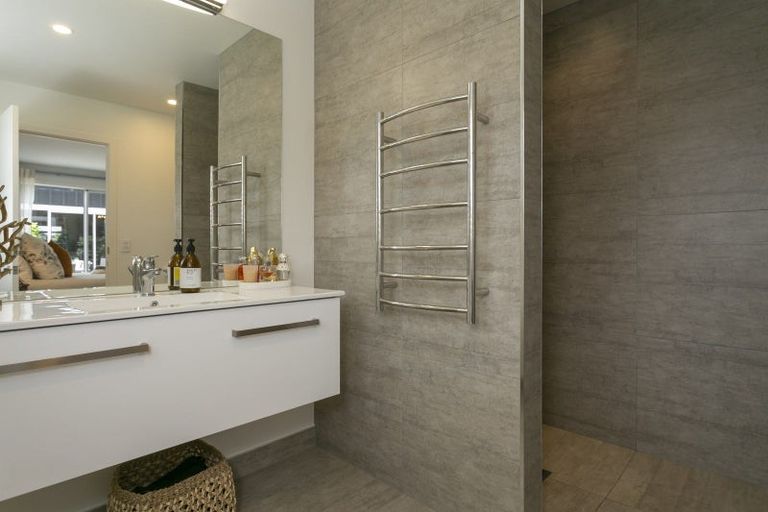 Photo of property in 16 Pukenamu Road, Rainbow Point, Taupo, 3330