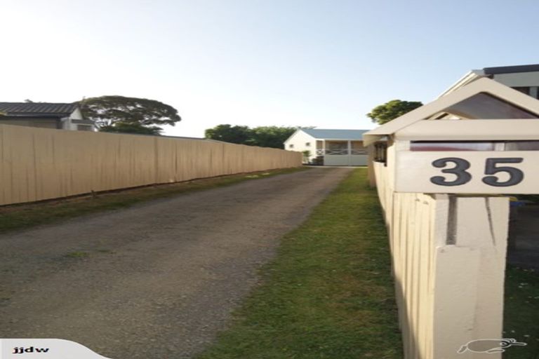 Photo of property in 35 Claverdon Drive, Massey, Auckland, 0614
