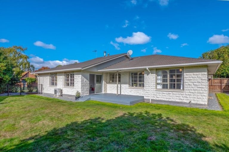 Photo of property in 22 Dunrobin Place, Avonhead, Christchurch, 8042