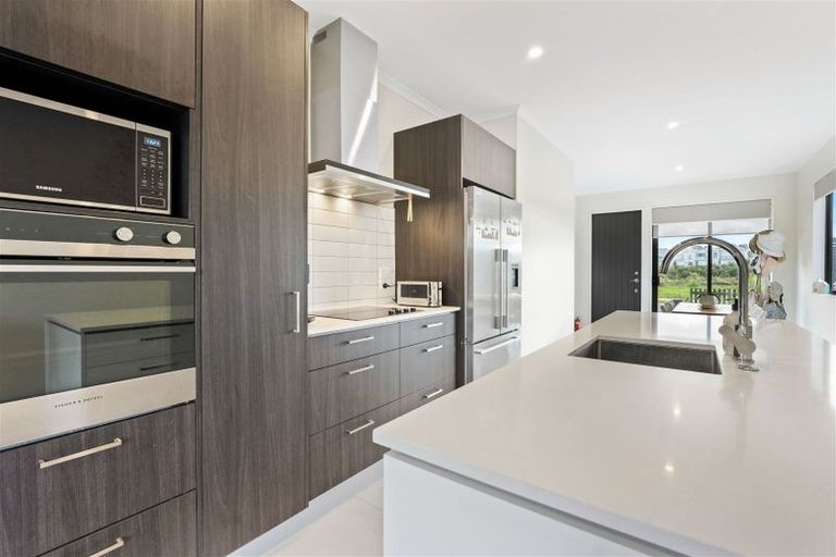 Photo of property in 31 Koura Drive, Red Beach, 0932