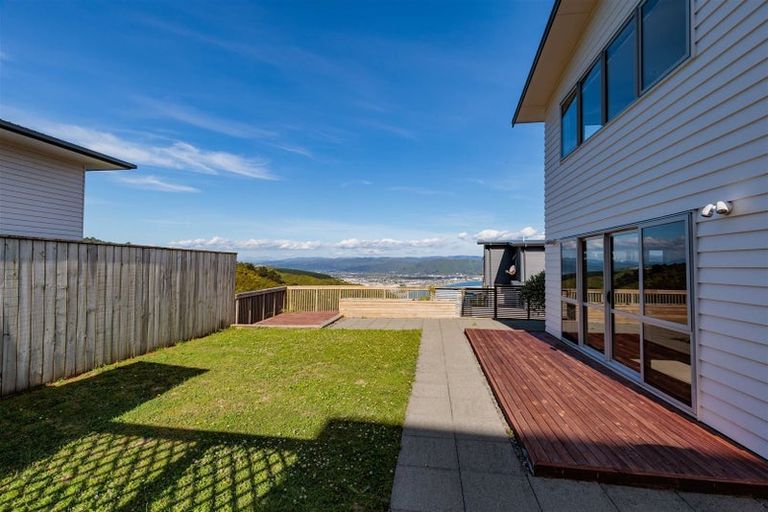 Photo of property in 27 Tamworth Crescent, Newlands, Wellington, 6037