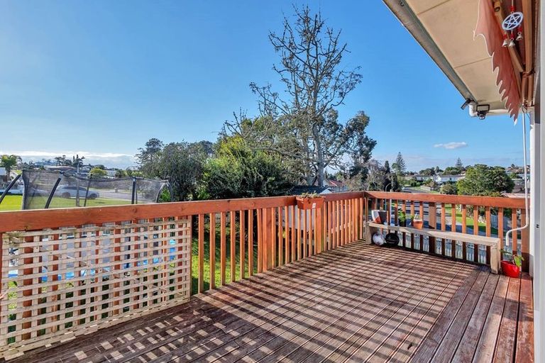 Photo of property in 2 Karo Place, Glendene, Auckland, 0602