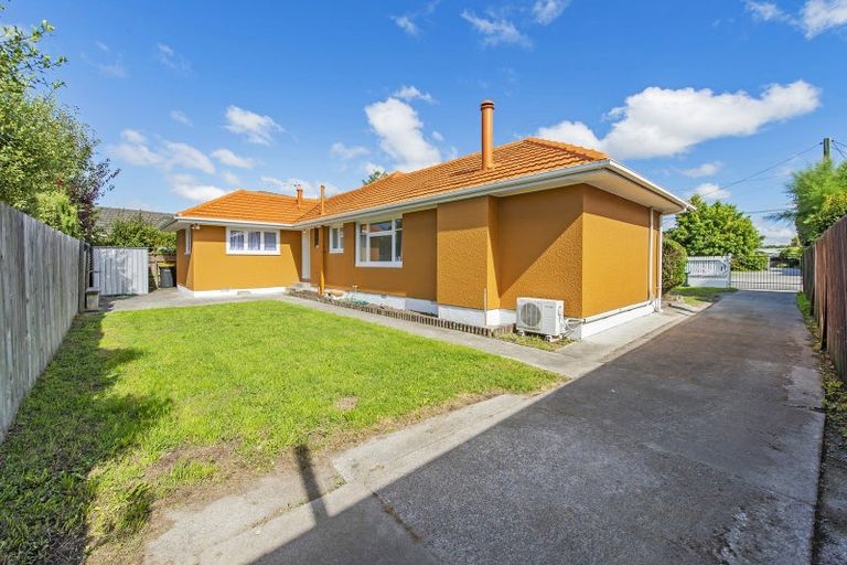 Photo of property in 15 Middlepark Road, Sockburn, Christchurch, 8042