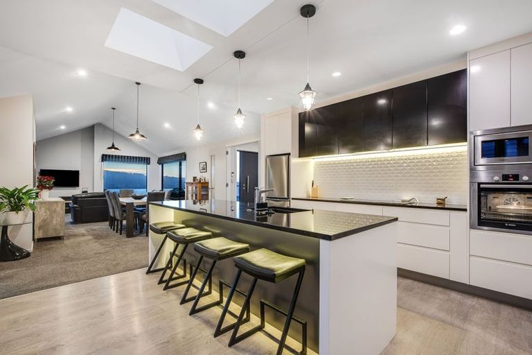 Photo of property in 6 Hollyford Place, Aotea, Porirua, 5024
