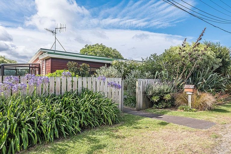 Photo of property in 1 Herbert Avenue, Raumati South, Paraparaumu, 5032