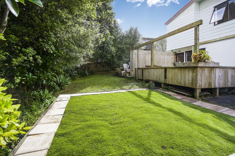 Photo of property in 28 Aldern Road, Massey, Auckland, 0614