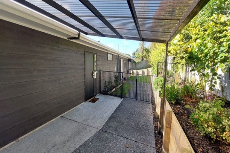 Photo of property in 1/865 Beach Road, Waiake, Auckland, 0630