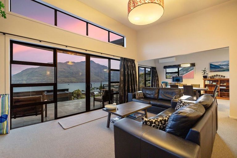 Photo of property in 70 Wynyard Crescent, Fernhill, Queenstown, 9300