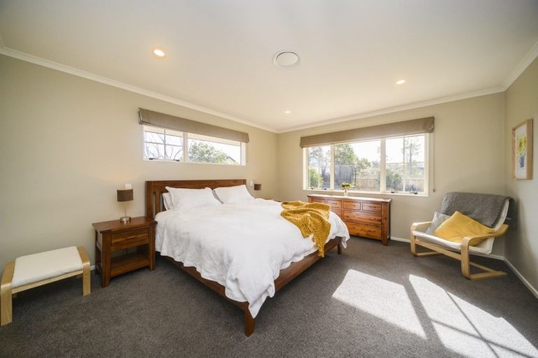 Photo of property in 5 Sycamore Crescent, Fitzherbert, Palmerston North, 4410