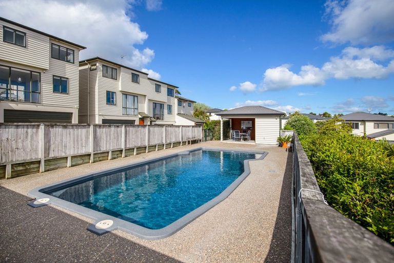 Photo of property in 17/22 Northcross Drive, Oteha, Auckland, 0632