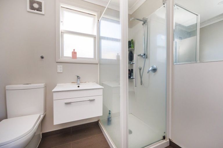 Photo of property in 2 Antrim Place, Hokowhitu, Palmerston North, 4410