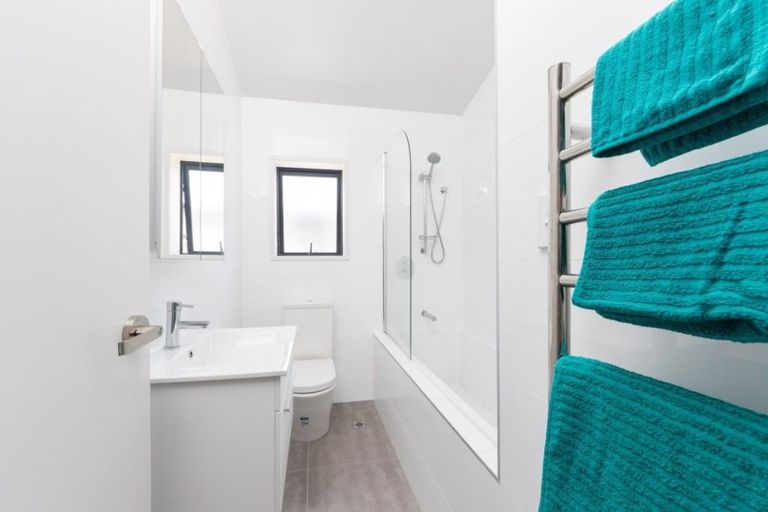 Photo of property in 2/10 Silver Moon Road, Albany Heights, Auckland, 0632