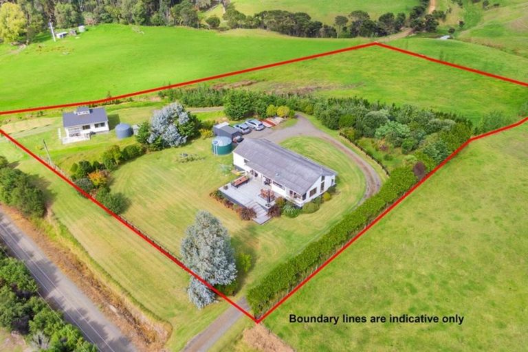 Photo of property in 10 Mcmurdo Road, South Head, Helensville, 0874
