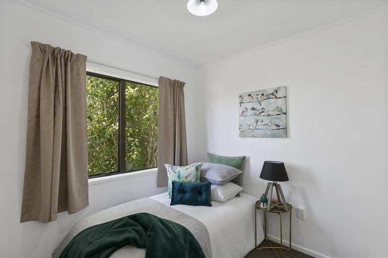 Photo of property in 11 Fernhaven Grove, Newlands, Wellington, 6037