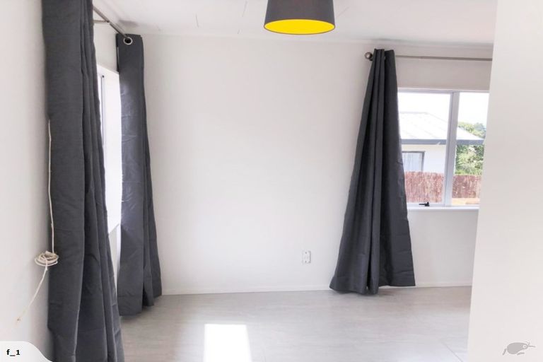 Photo of property in 11 Kearney Place, Massey, Auckland, 0614