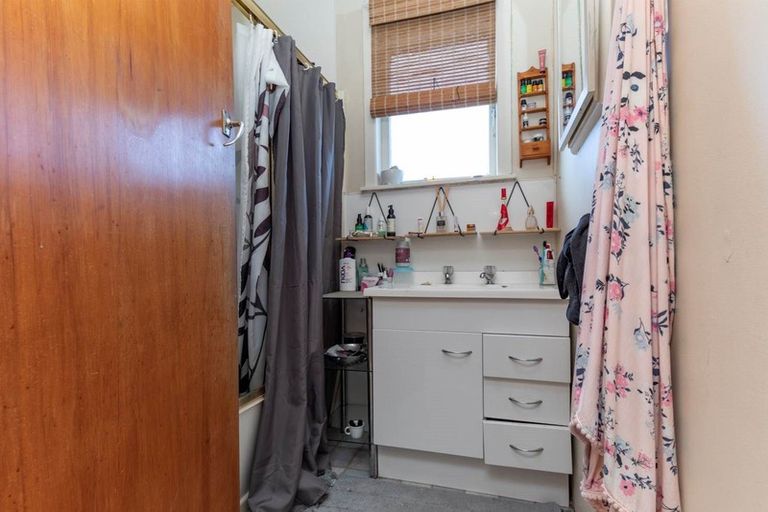 Photo of property in 5 Sherwood Avenue, Te Atatu South, Auckland, 0610