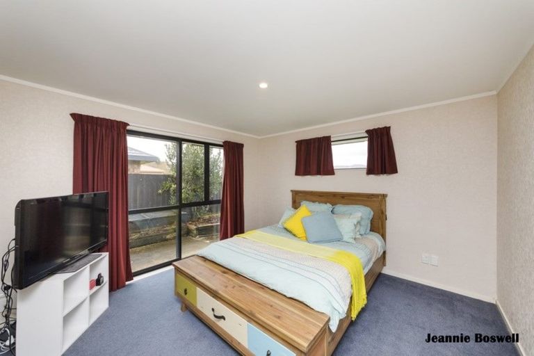 Photo of property in 20 Aspen Way, Kelvin Grove, Palmerston North, 4414