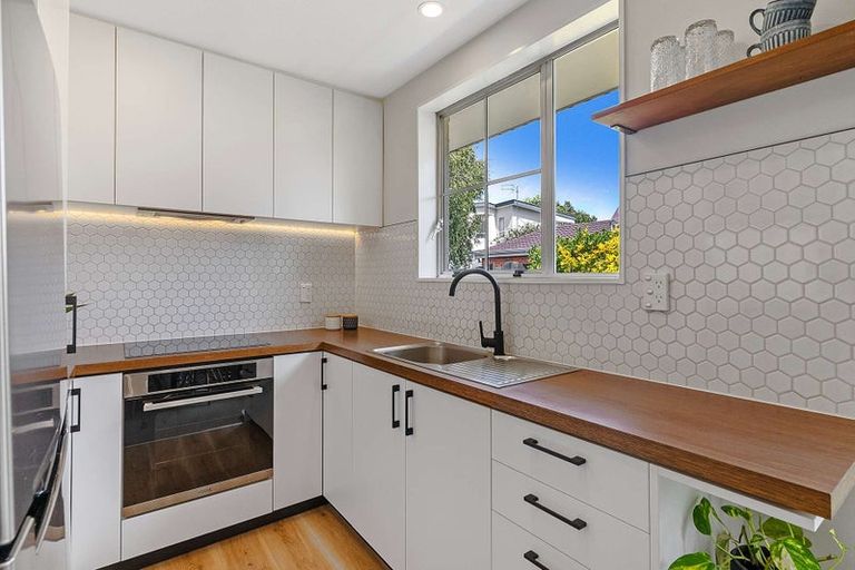 Photo of property in 2/3 Sawtell Place, Northcote, Christchurch, 8052