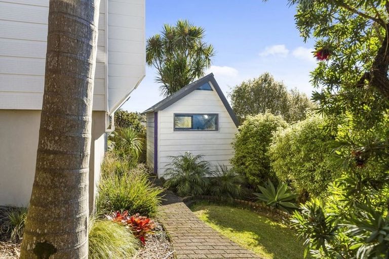 Photo of property in 94 Luckens Road, West Harbour, Auckland, 0618