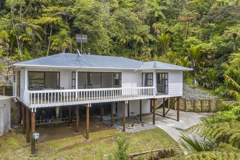 Photo of property in 406 Scenic Drive, Waiatarua, Auckland, 0612