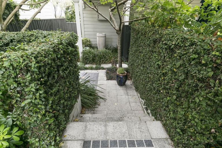 Photo of property in 11 Tinakori Road, Thorndon, Wellington, 6011