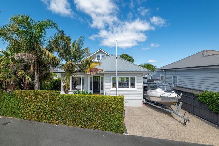 Photo of property in 165 Vauxhall Road, Narrow Neck, Auckland, 0624