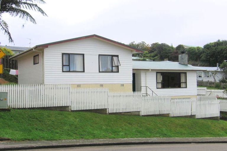 Photo of property in 2 Bellringer Crescent, Newlands, Wellington, 6037