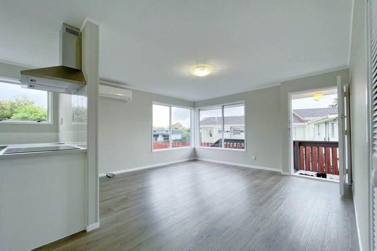 Photo of property in 2/82 Moore Street, Hillcrest, Auckland, 0627