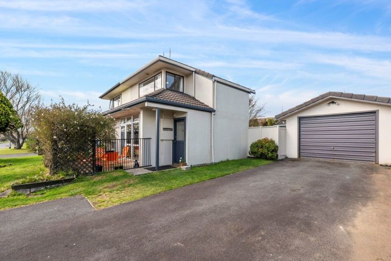 Photo of property in 2/18 Carnot Street, Glenholme, Rotorua, 3010