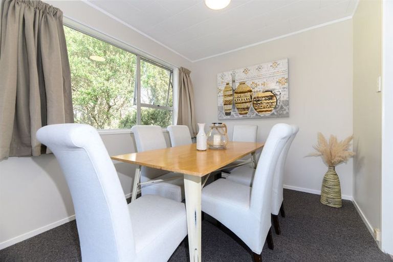Photo of property in 27 Lavery Place, Sunnynook, Auckland, 0632
