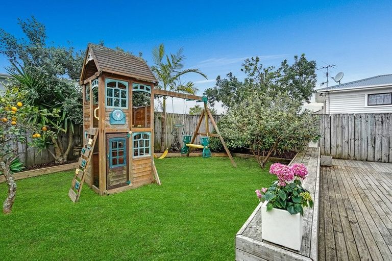 Photo of property in 4 Tiroroa Avenue, Te Atatu South, Auckland, 0610