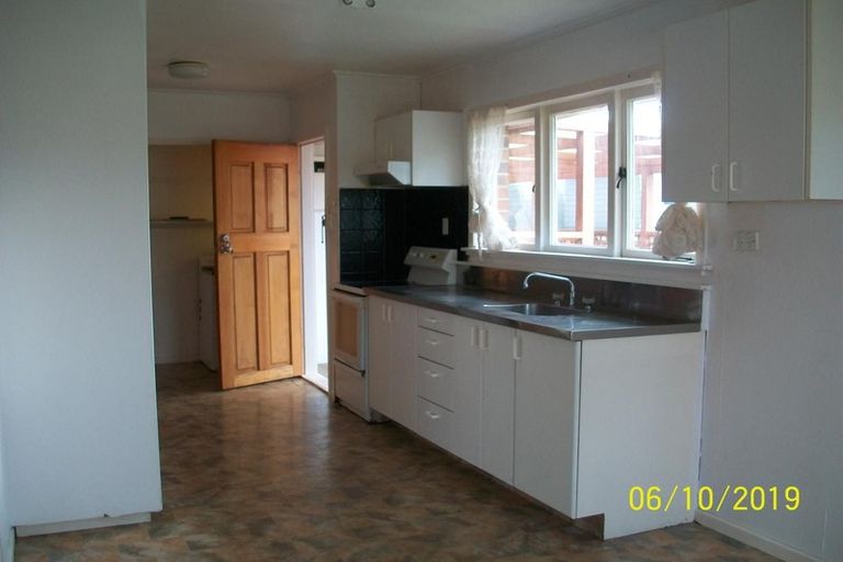 Photo of property in 32 Vera Road, Te Atatu South, Auckland, 0610