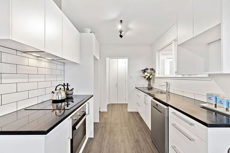 Photo of property in 27 Sunvue Road, Glen Eden, Auckland, 0602