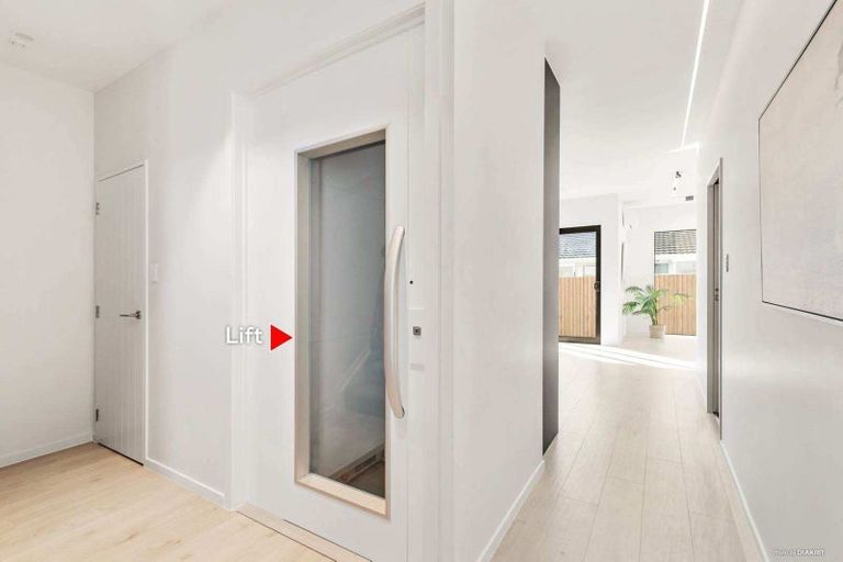 Photo of property in 81b Hattaway Avenue, Bucklands Beach, Auckland, 2012