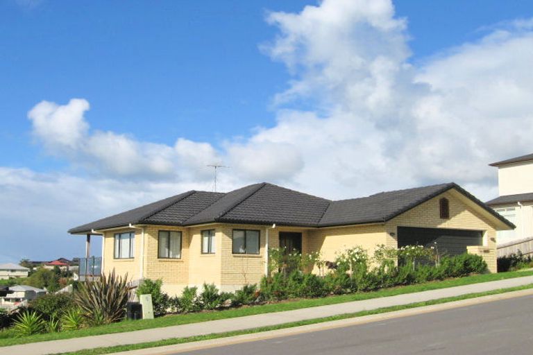 Photo of property in 50 Roberta Crescent, Orewa, 0931